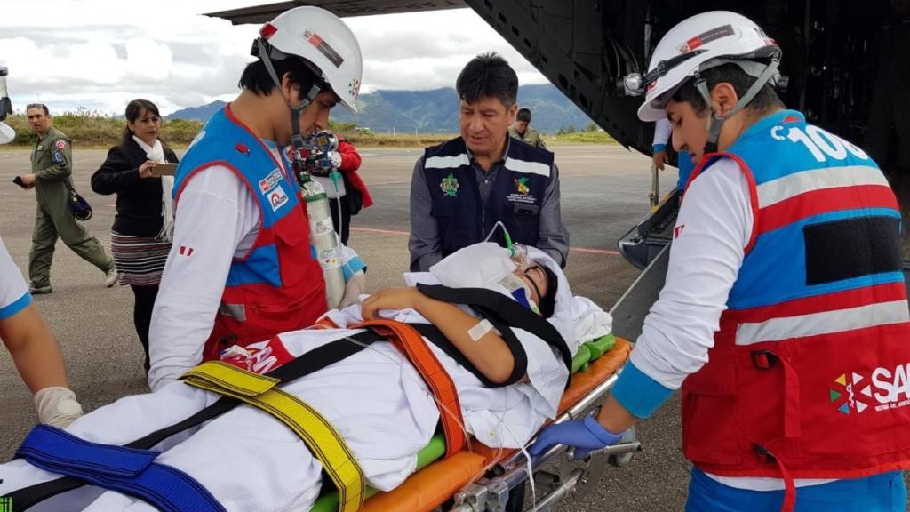 Los servicios médicos trasladan a los heridos a Lima. Foto: Twitter (@Minsa_Peru)