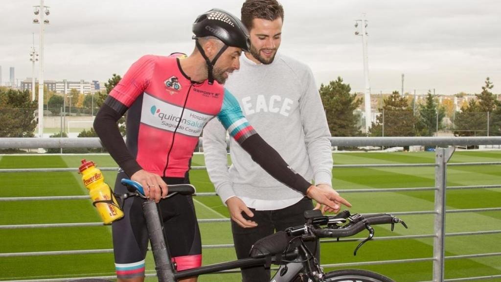 'Nene', explicando a Nacho como es el monitor continuo de glucosa que lleva en su bicicleta