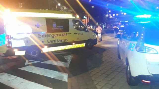 Ambulancia y Policía Municipal de noche