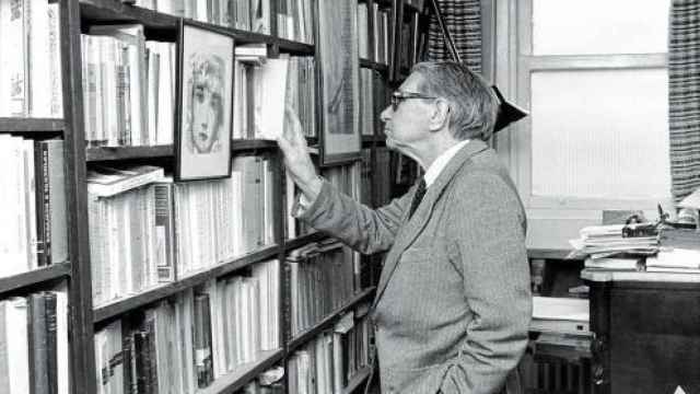 Gonzalo Torrente Ballester, en la biblioteca de su casa en Salamanca en 1996.