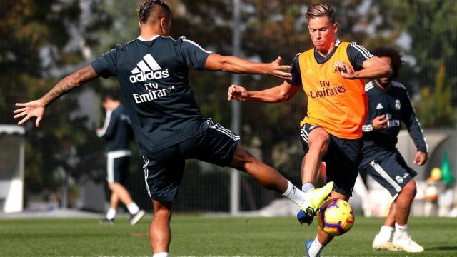 Mariano y Marcos Llorente luchan por el balón