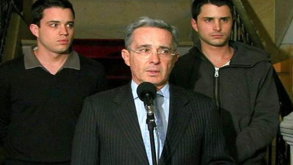 Jerónimo y Tomás Uribe, con su padre el expresidente Álvaro Uribe en medio.