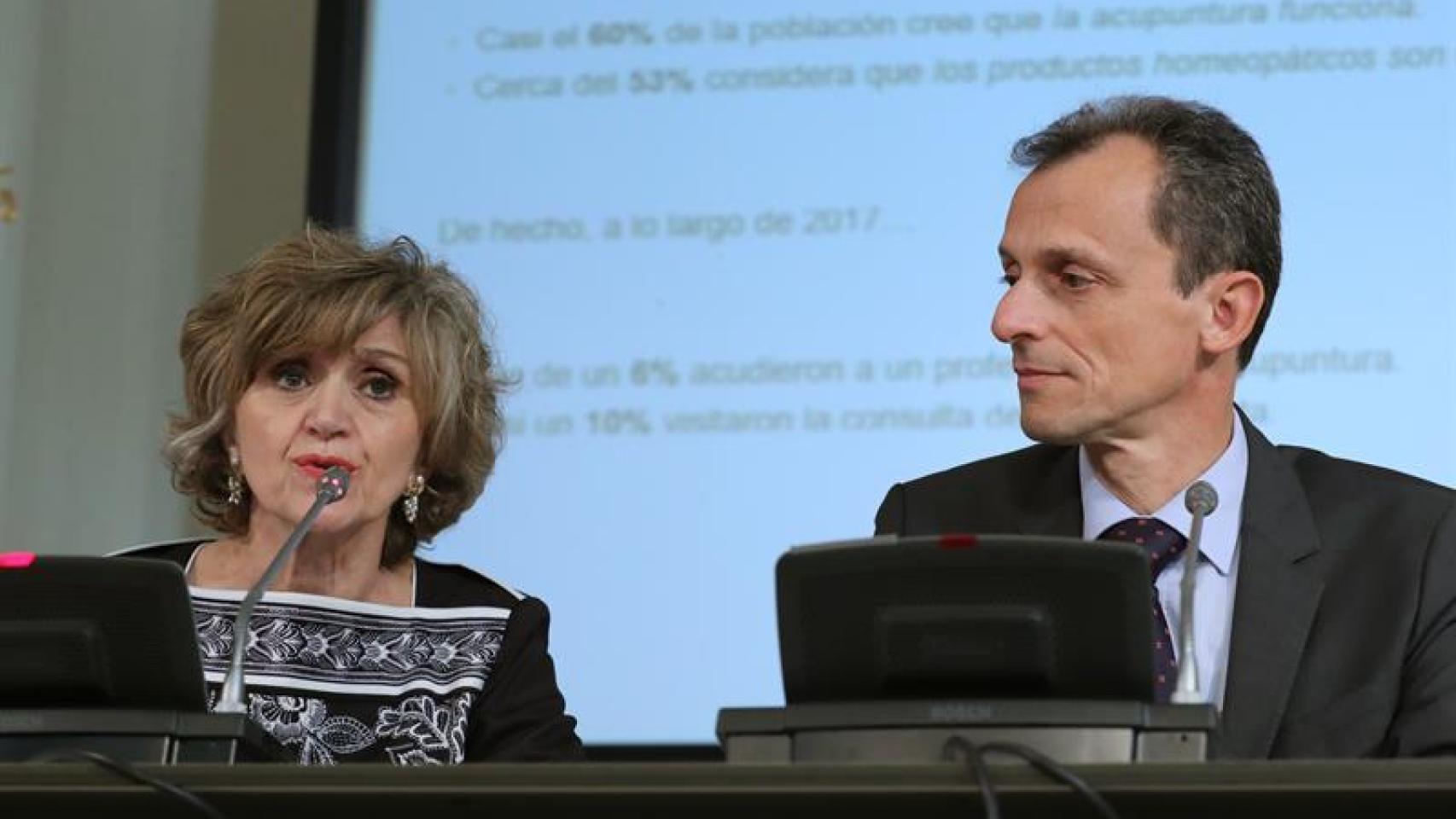 La ministra de Sanidad, María Luisa Carcedo, y el ministro de Ciencia, Pedro Duque.