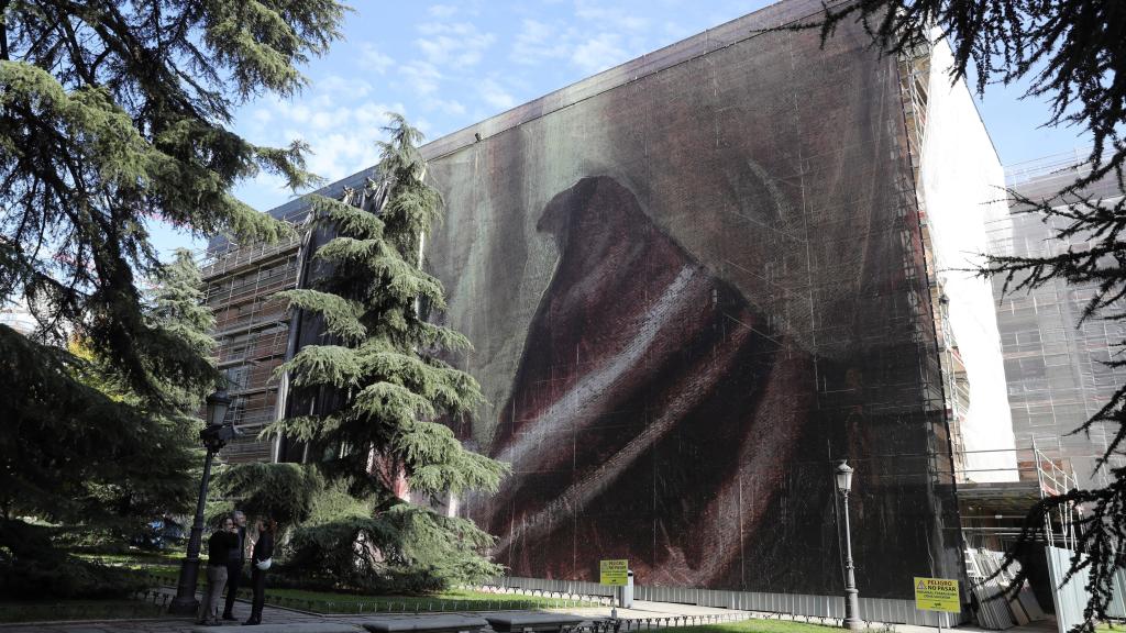 Instalación de una de las lonas en la frachada Velázquez.