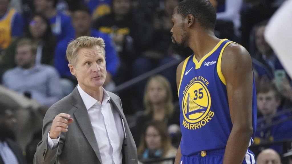 Kevin Durant dialoga con Steve Kerr en su encuentro ante Atlanta