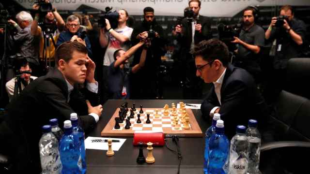 Carlsen y Caruana en el Mundial de ajedrez