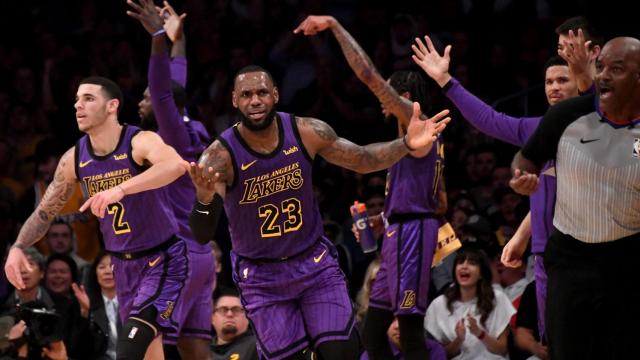 LeBron reclama una acción junto a sus compañeros