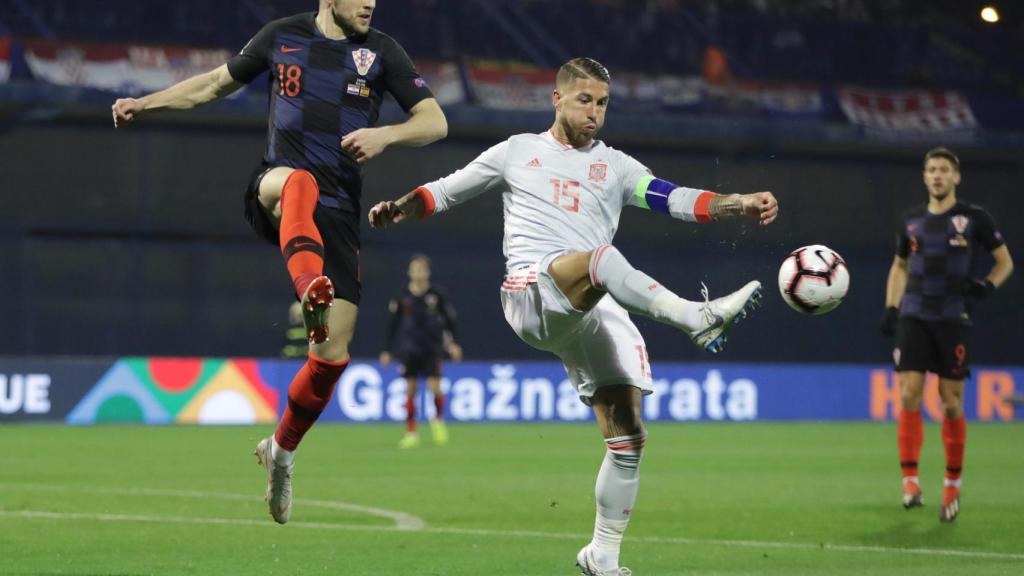 Sergio Ramos y Rebic disputan un balón.