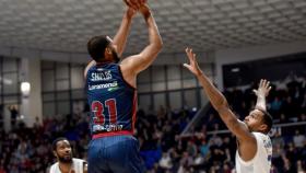 Shavon Shields, del Baskonia, lanza a canasta ante el Buducnost VOLI. Foto: Twitter (@Baskonia)