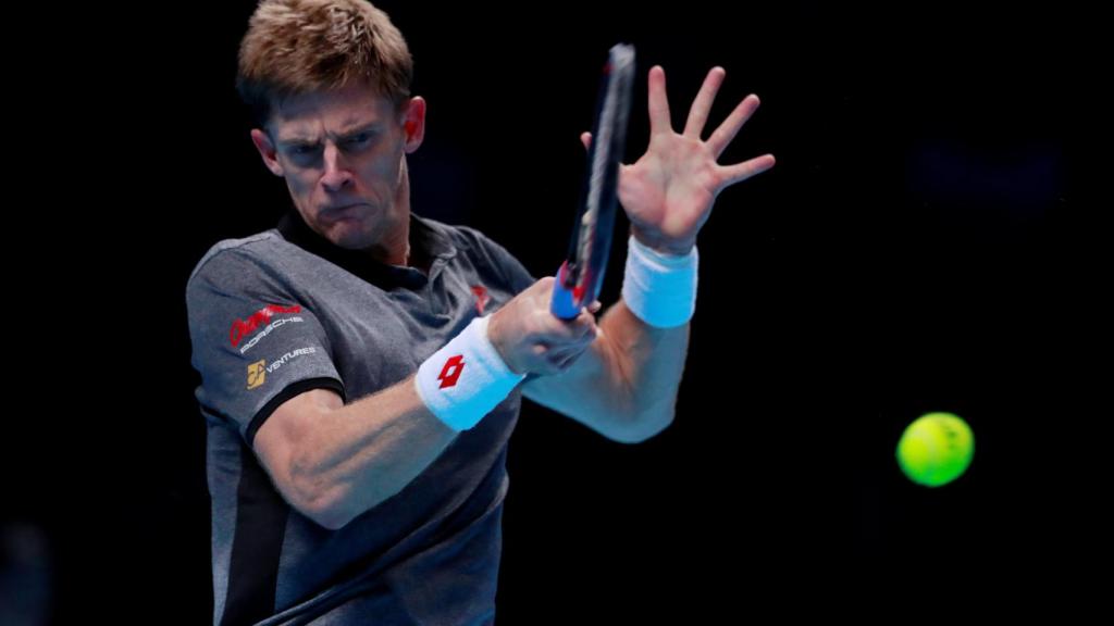 Kevin Anderson remata una derecha ante Federer.