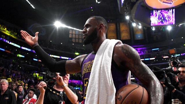 LeBron James celebra tras ganar a Portland Trail Blazers