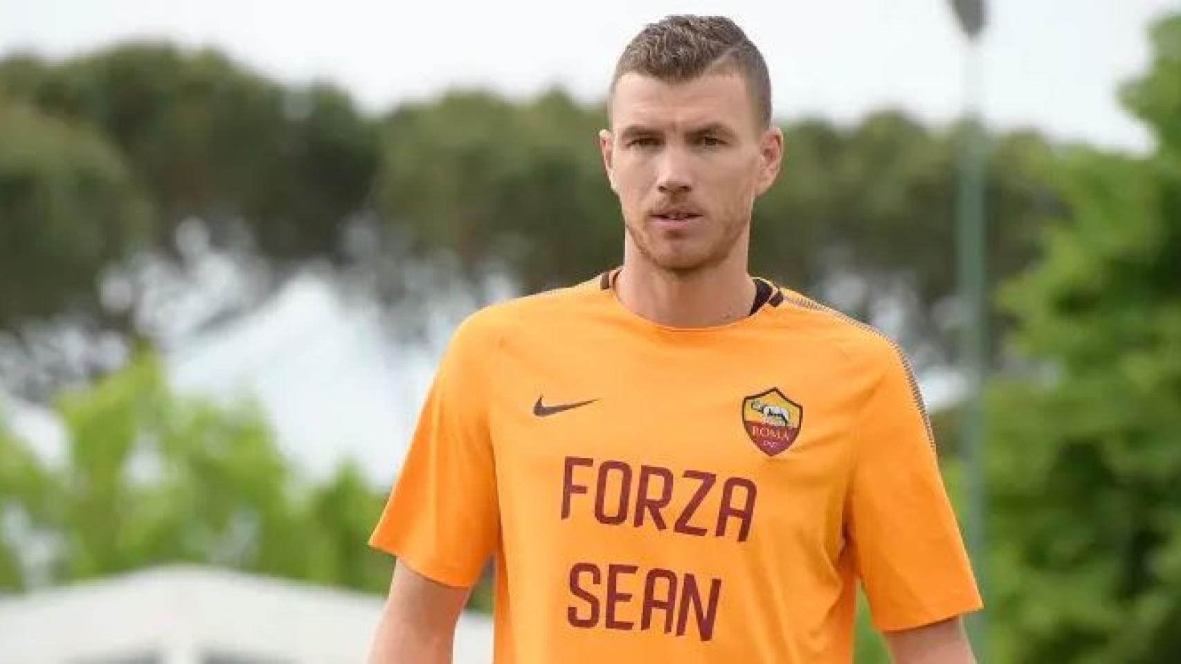 Dzeko, con una camiseta de apoyo a Sean. Foto: www.asroma.com