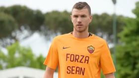 Dzeko, con una camiseta de apoyo a Sean. Foto: www.asroma.com