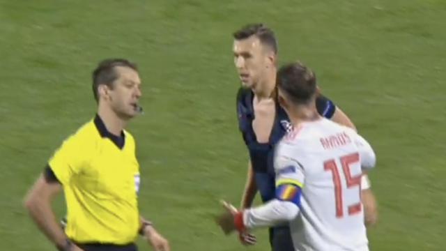 Ivan Perisic, con la camiseta rota tras una trifulca con Busquets