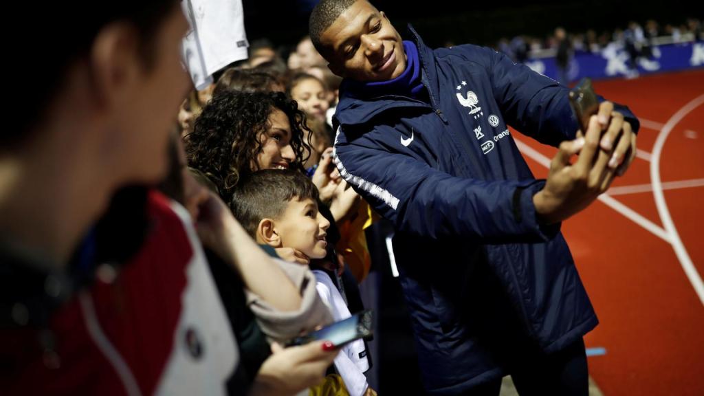 Mbappé, con aficionados de la Selección de Francia.