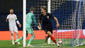 Tin Jedvaj celebra el 2-1 a España tras el centro de Modric.