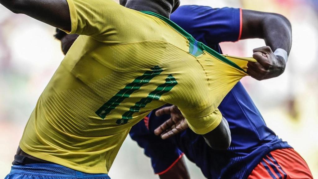 Vinicius acabó con la camiseta rota con Brasil