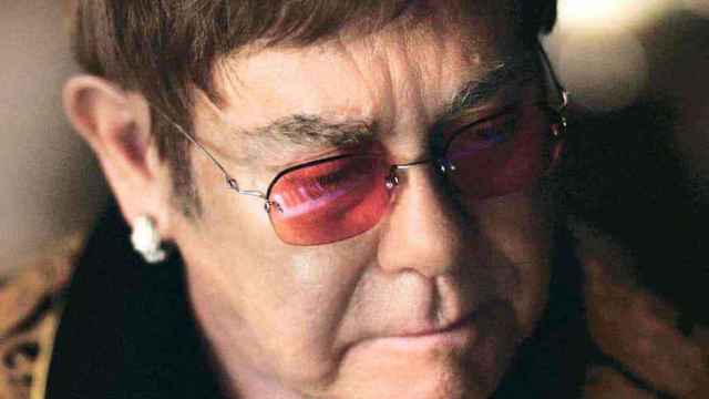 Elton John en uno de los planos incluidos en el anuncio