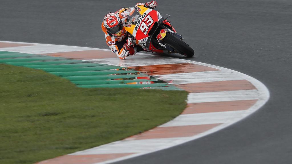 Marc Márquez pilota su Honda RC213V, en el circuito Ricardo Tormo de Cheste.