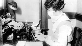 Mujer con mascarilla por la gripe española.