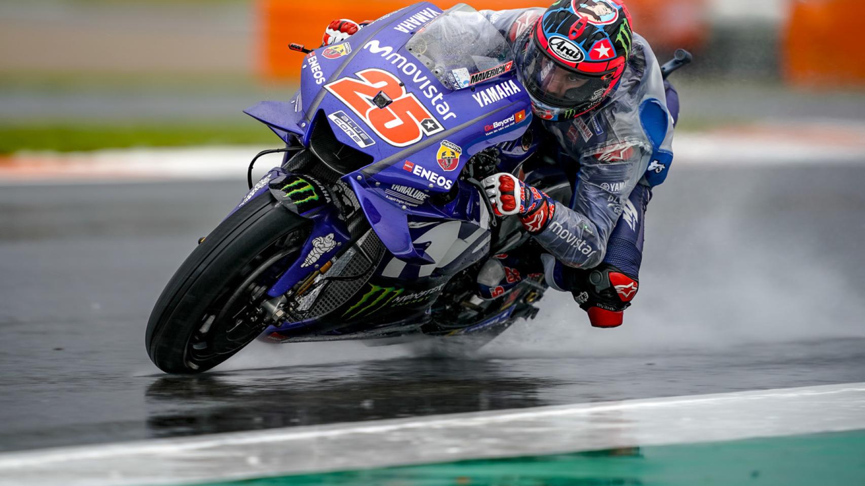 Maverick Viñales traza un viraje bajo la lluvia, en el circuito Ricardo Tormo de Cheste.