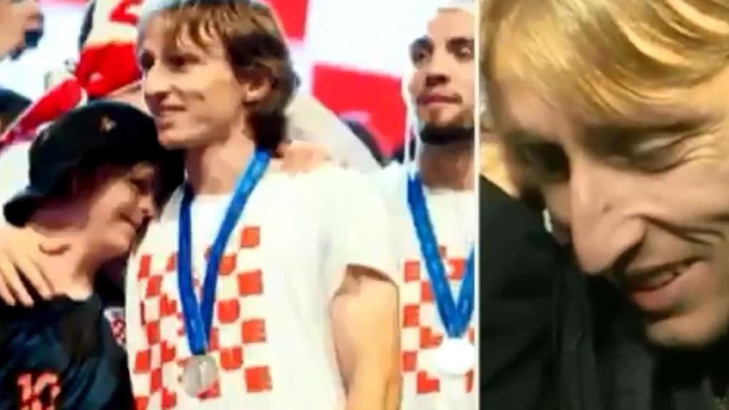 Modric viendo el mensaje del joven aficionado