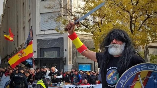 Villota, en una de las movillizaciones de Jusapol, manifestándose junto al Congreso de los Diputados.