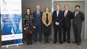 Foto de familia, de izquierda a derecha: Isabel Giménez Zuriaga, directora general de FEFB, Carlos Tusquets, presidente de EFPA España, Marian Fernández, directora de Macro de Andbank España, Daniel Lacalle, doctor en Economía, autor, gestor y profesor de Economía Global, José de Alarcón, director comercial de Andbank España y Arturo Criado, jefe de Empresas y Medios de EL ESPAÑOL.