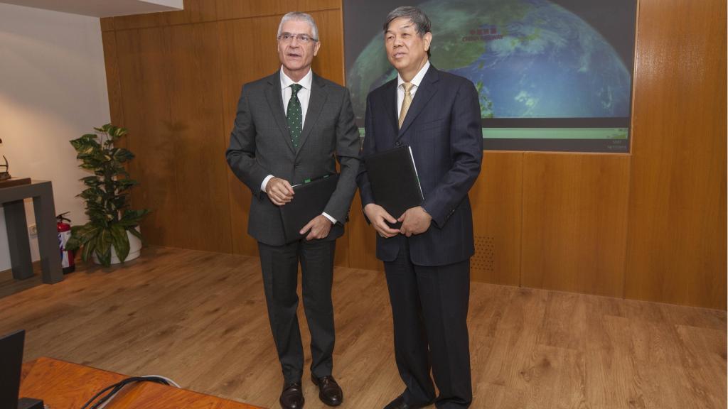 Isaías Táboas, presidente de Renfe junto con  el presidente de la empresa estatal China Railway Corporation, Lu Dongfu.