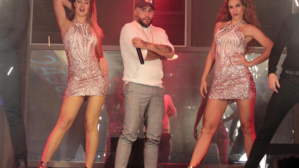 Kiko Rivera posando junto a sus bailarinas.