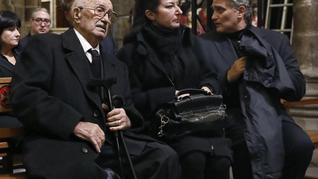El marido de Montserrat Caballé, Bernabé Martí, acompañado de su hija, Montserrat Martí, en la misa funeral