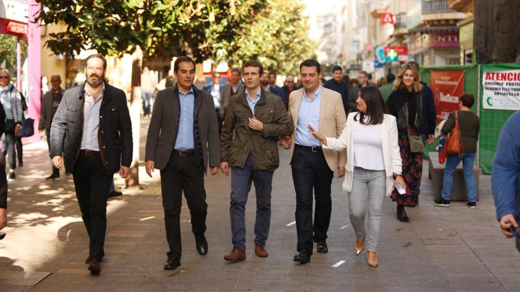 Pablo Casado, presidente del PP, pasea por Córdoba con José Antonio Nieto, Adolfo Molina y José María Bellido.