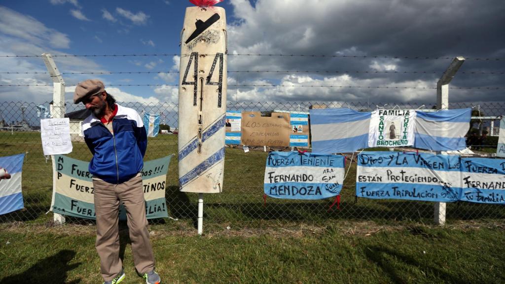 Un hombre permanece frente al homenaje a las 44 personas que viajaban en el ARA San Juan