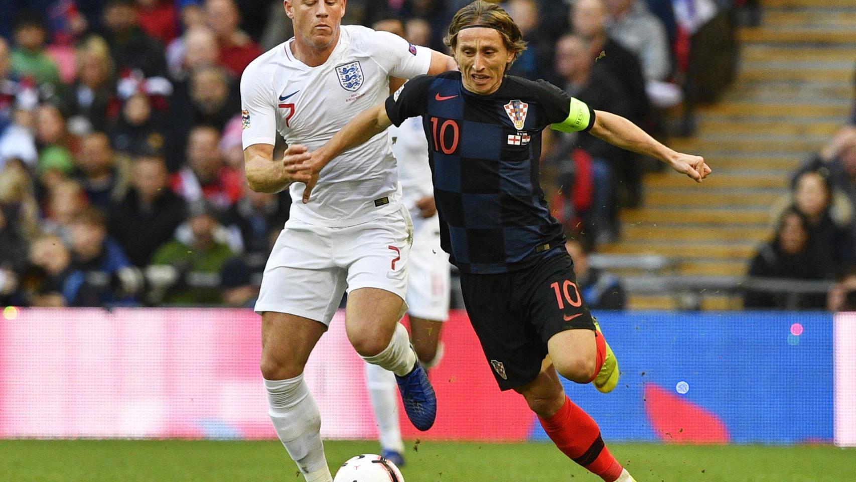 Modric pelea un balón con Ross Barkley.