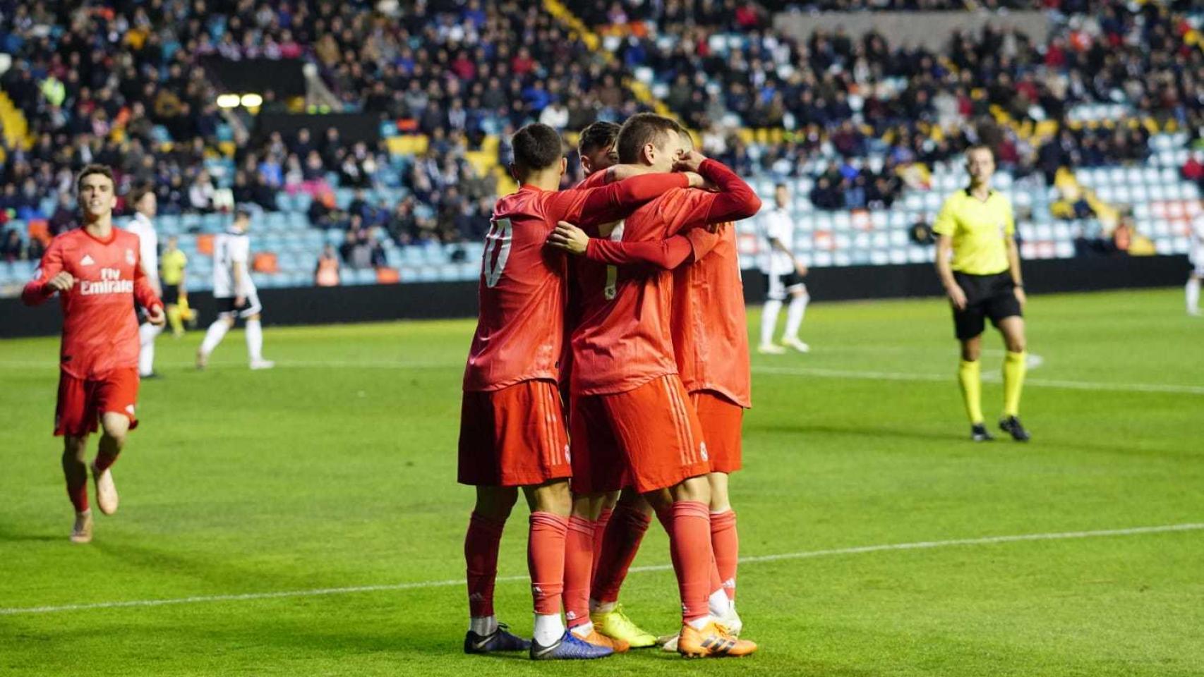 Los jugadores hacen piña para celebrar el segundo gol frente al Salmantino. Foto: Manu Laya / El Bernabéu