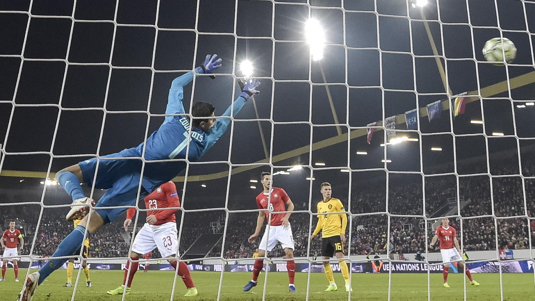 Courtois no puede evitar el gol de Suiza