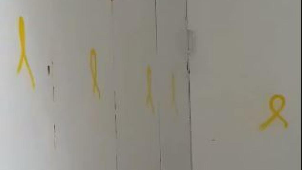 El garaje de Albiol pintado con lazos amarillos