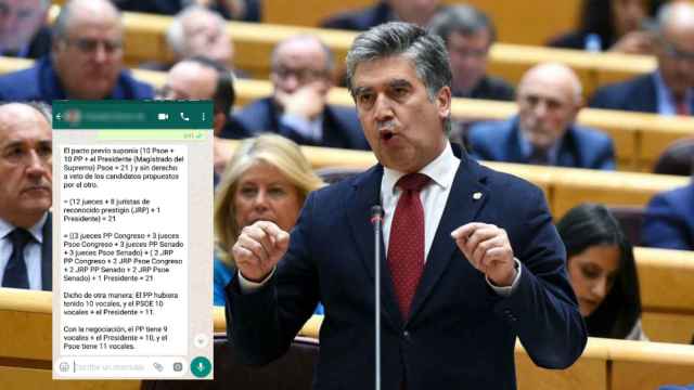 Ignacio Cosidó junto a una representación del 'whatsapp' que ha enviado a los senadores del PP.