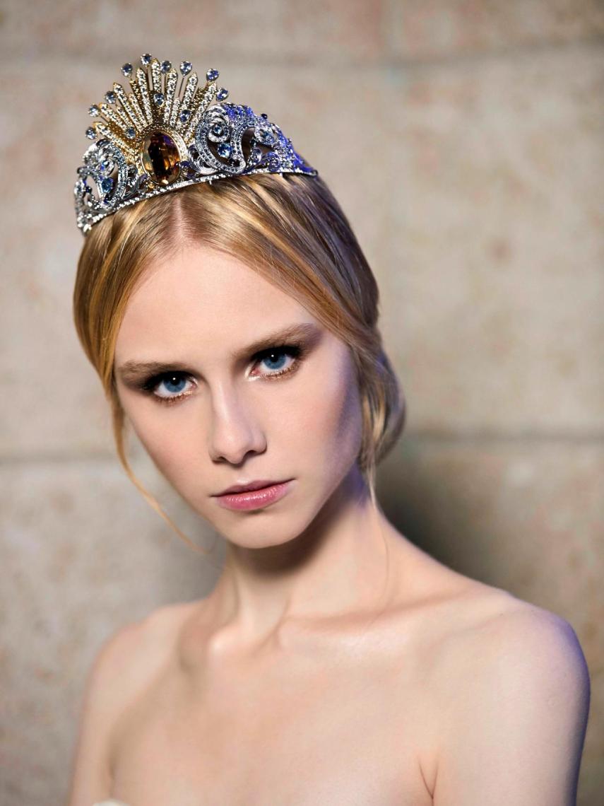 La diadema de Swarovski creada por Donatella.