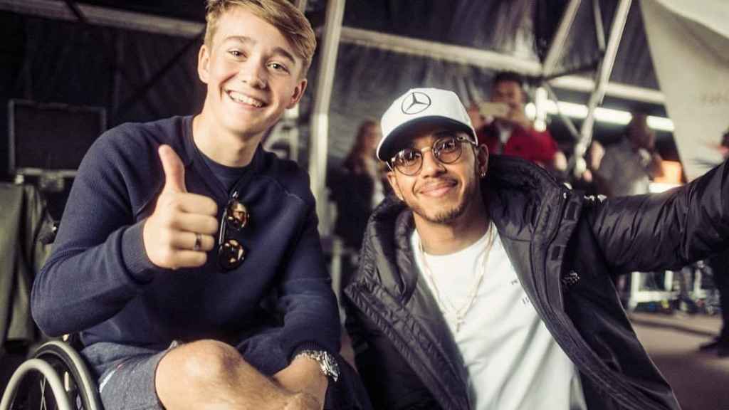 Billy posa junto a Lewis Hamilton.