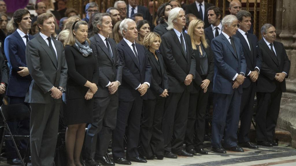 Los seis hijos de la duquesa de Alba en el funeral de su madre en noviembre de 2014.