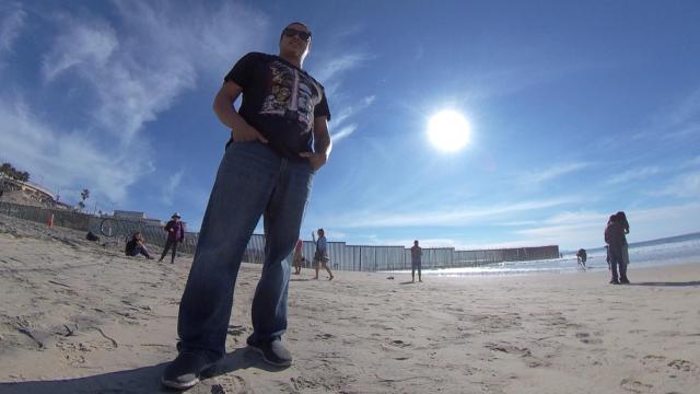 Adolfo Bernal junto al muro entre México y EEUU en Imperial Beach