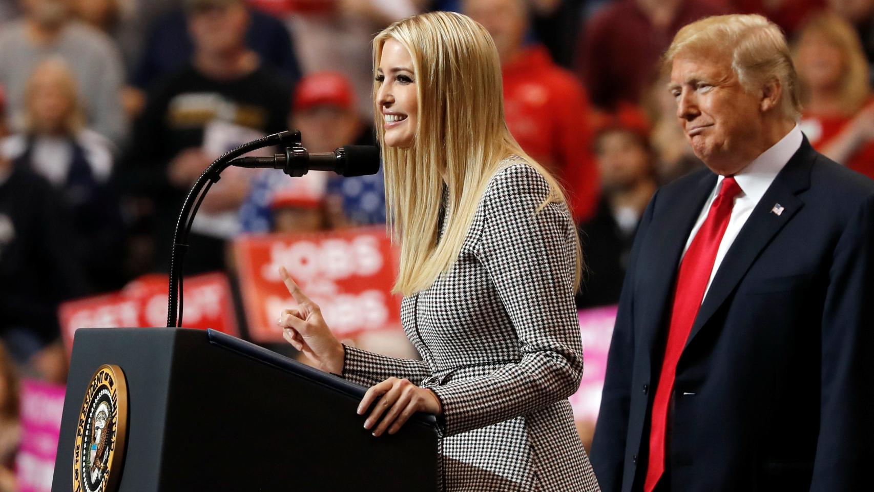 Ivanka Trump junto a Donald Trump en un mitin.