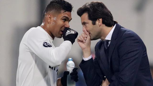 Casemiro y Solari dialogan durante un partido de Champions