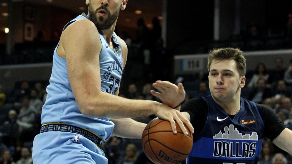 Doncic trata de robar una pelota a Marc Gasol