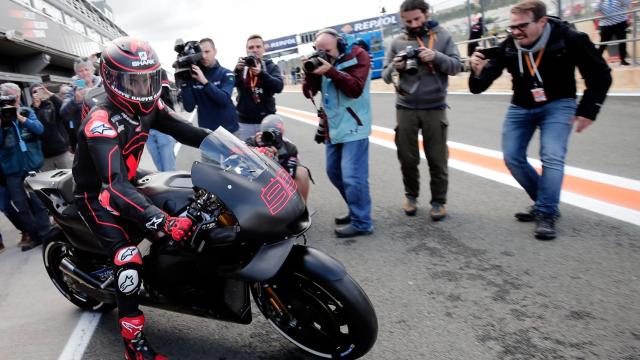 Jorge Lorenzo, probando la que será su nueva moto con Honda