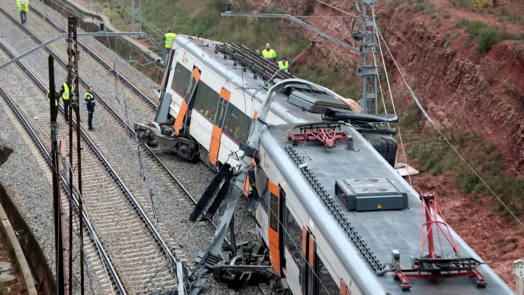 Vista del descarrilamiento de un tren.