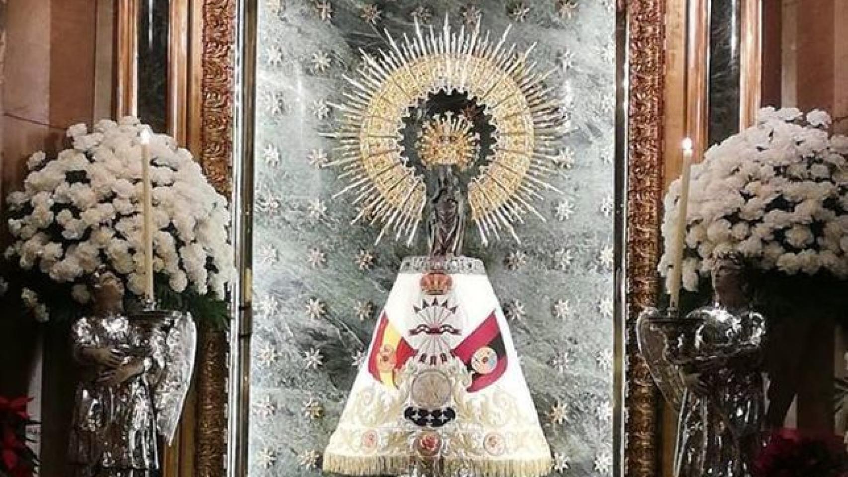 La Virgen del Pilar con el manto con la enseña de la Falange