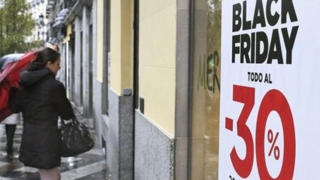 Un cartel anunciando descuentos por el Black Friday, en una imagen de archivo.