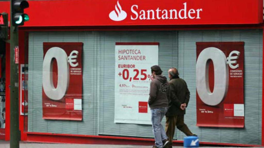 Una oficina de Banco Santander en una imagen de archivo.